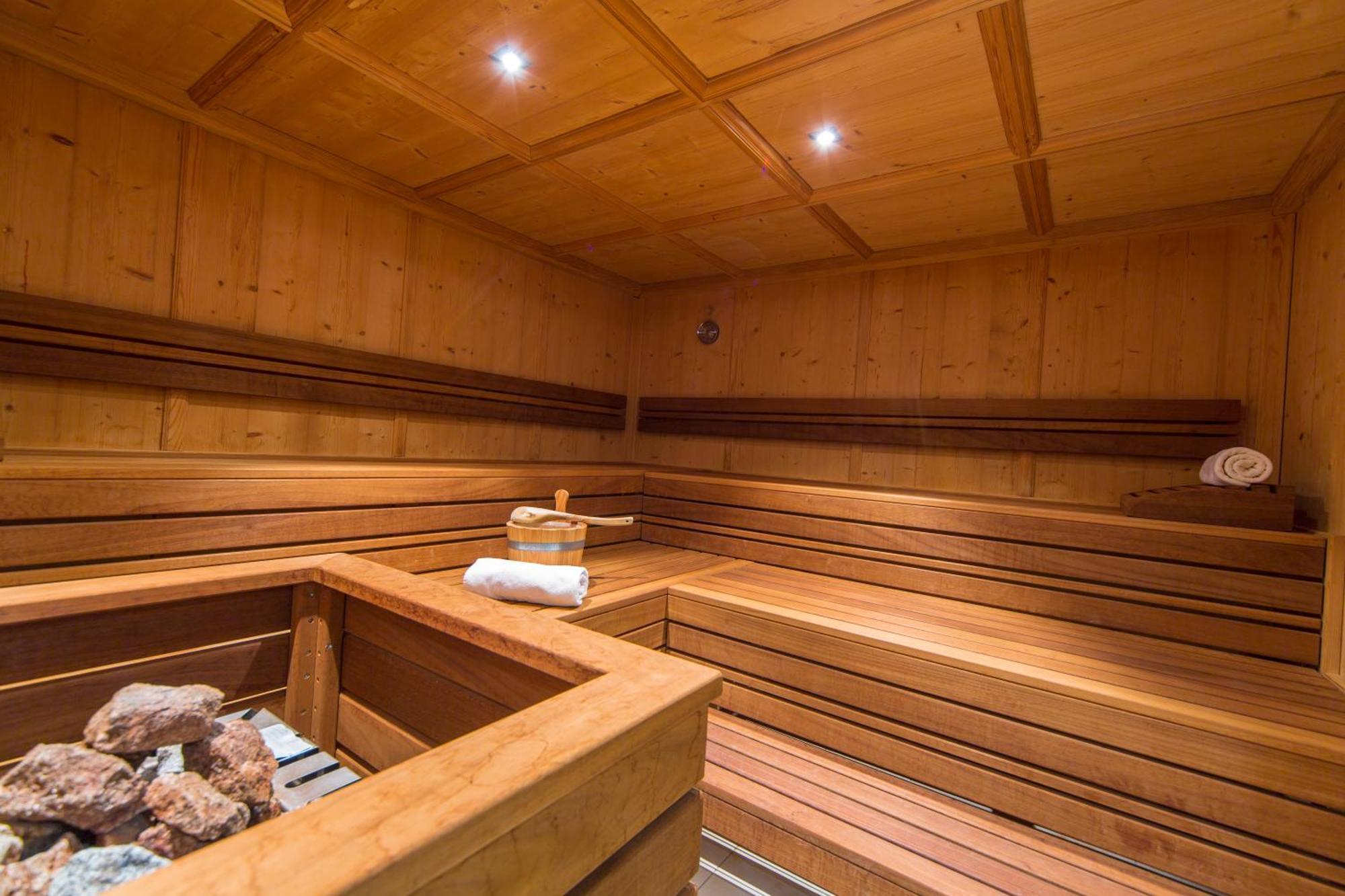 Hotel Hubertus Obergesteln Bagian luar foto