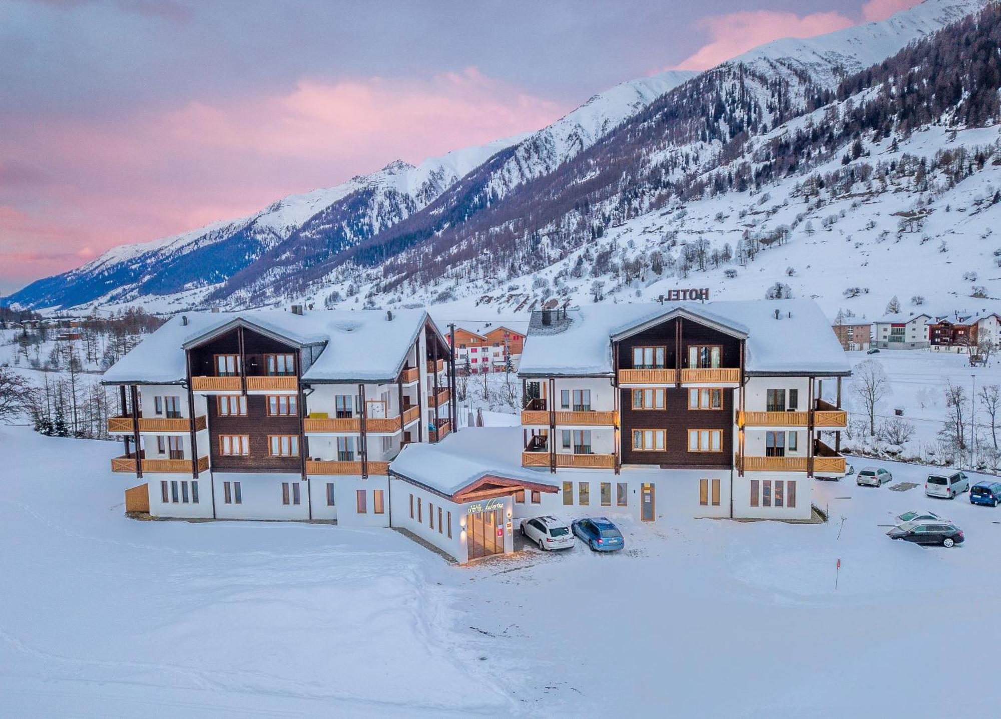 Hotel Hubertus Obergesteln Bagian luar foto